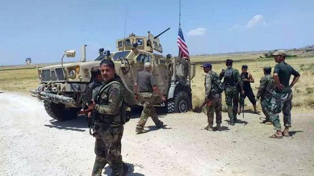 叙利亚政府军突然强硬！猛烈阻击美军偷运石油，拉上库尔德当帮手
