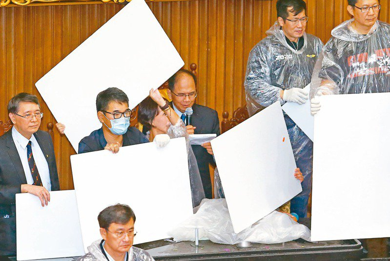 投票时间截止后，台“立法院长”游锡堃（后排中）旋即在混乱中宣布开票。图源：台湾“联合新闻网”