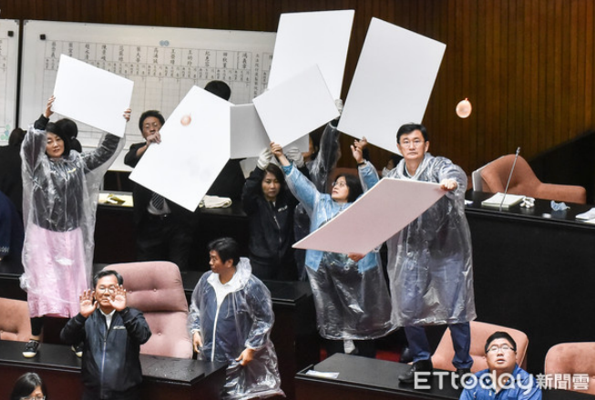 “蓝委”朝民进党砸水球。图源：ETtoday新闻云