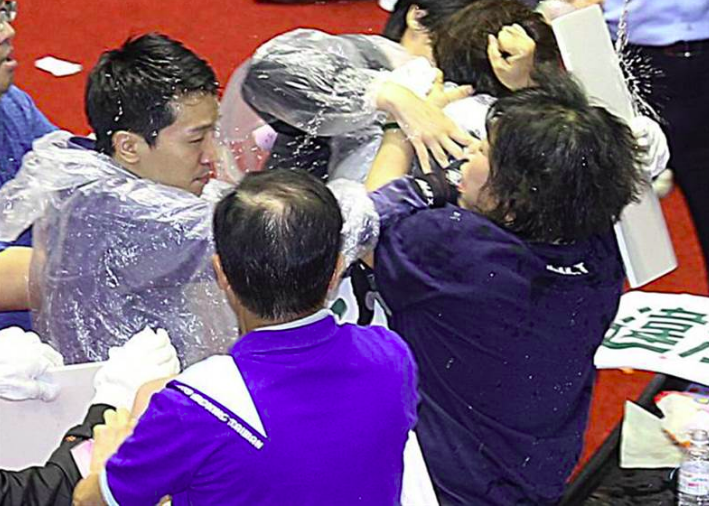 叶毓兰（右下）抓着邱议莹的头发。图源：台湾“中时电子报”