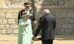 英国女王伊丽莎白二世授予100岁二战老