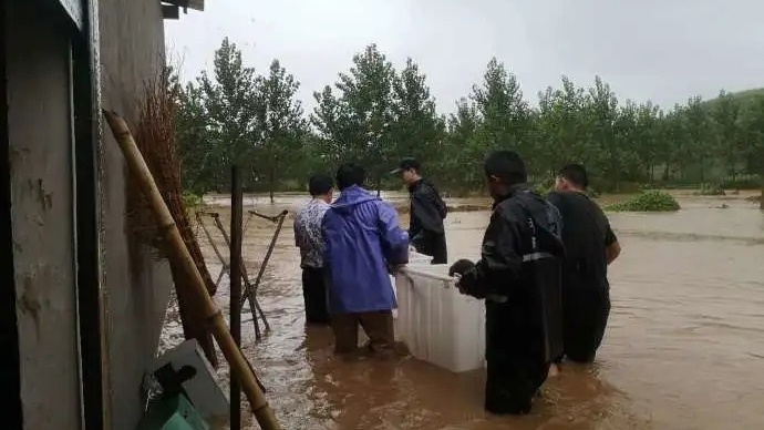 六安公安抢险救援。@六安发布 图