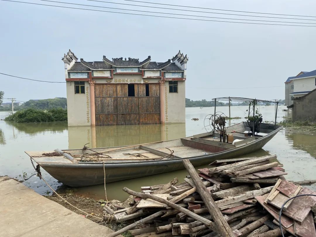 ▲藕塘村文化中心沉浸在积水中，只能看到牌楼的上半部分。新京报记者 杜雯雯 摄