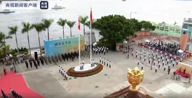 △香港特区政府成立23周年，香港湾仔金紫荆广场早上8时举行升旗仪式。