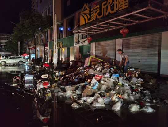因洪水清理出的垃圾。 新京报记者 卢通 摄
