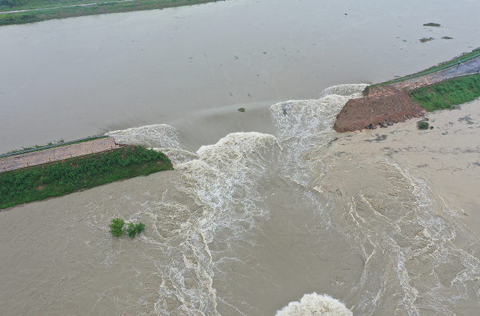 7月19日，荒草二圩泄洪现场。图片均为沈果 摄