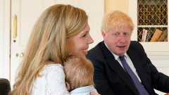 英国首相约翰逊与儿子同框