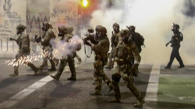 暴动50天后,美国总统下令,3000名精兵杀向波特兰,市长警告内战