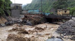 印度北部山区强降雨引发山洪!