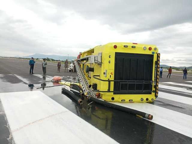 差点出大事！印度一客机将着陆时竟发现消防车翻倒在跑道上