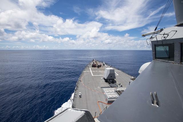 美舰闯南沙岛礁12海里内，英国也要凑热闹，外交部：让暴风雨来的更猛烈些