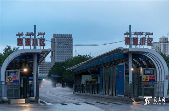 7月20日,乌鲁木齐市南湖路,正在进行消杀作业的水磨沟区环卫清运队的洒水车驶过BRT南湖小区站。