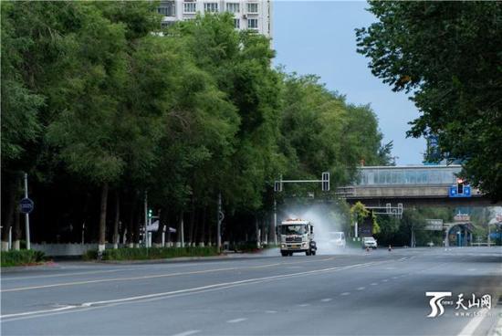 7月20日,乌鲁木齐市南湖路,水磨沟区环卫清运队的洒水车正在进行消杀作业。