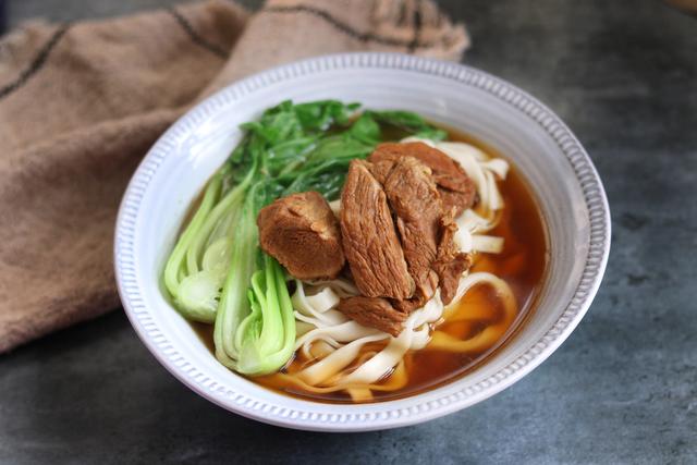 外面的牛肉面很贵,教你在家做私房牛肉面,干净卫生还好吃