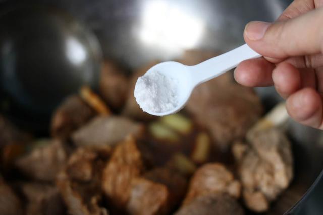 外面的牛肉面很贵,教你在家做私房牛肉面,干净卫生还好吃