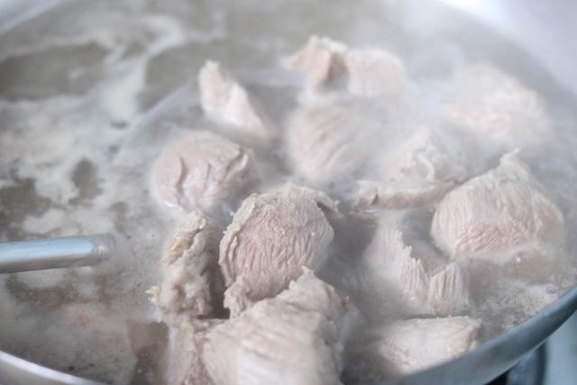 外面的牛肉面很贵,教你在家做私房牛肉面,干净卫生还好吃