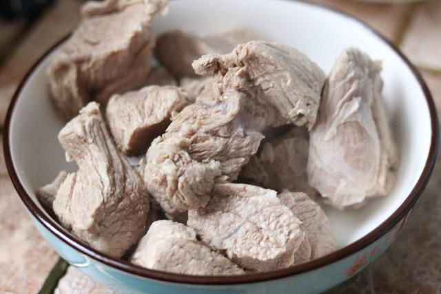 外面的牛肉面很贵,教你在家做私房牛肉面,干净卫生还好吃