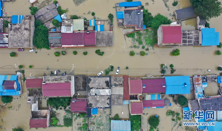 这是7月20日拍摄的六安市裕安区固镇镇被淹的街道（无人机照片）。 新华社记者 汤阳 摄