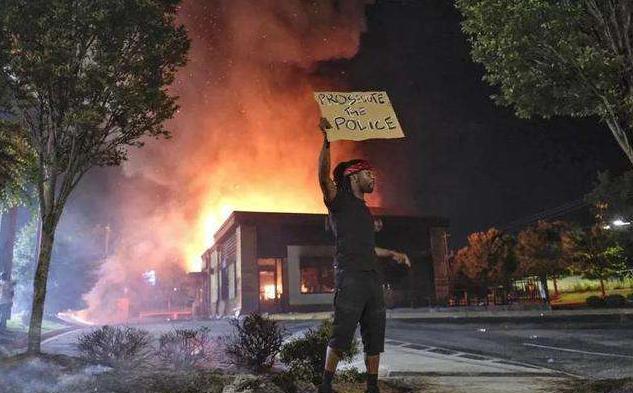 美国搞骚乱待遇不一样:西雅图从背后刀捅警察,多地开始秋后算账