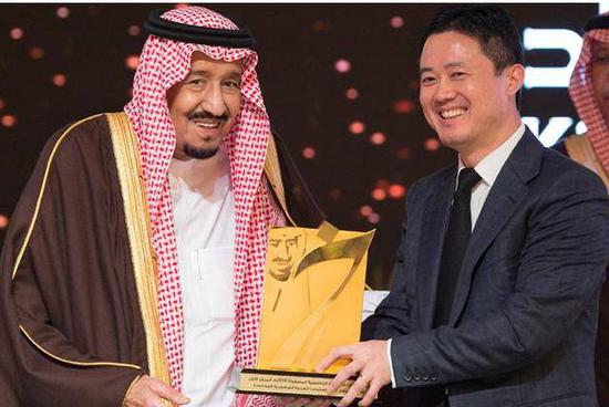 图：2018年，沙特国王萨勒曼向华为颁发企业责任竞争力金奖