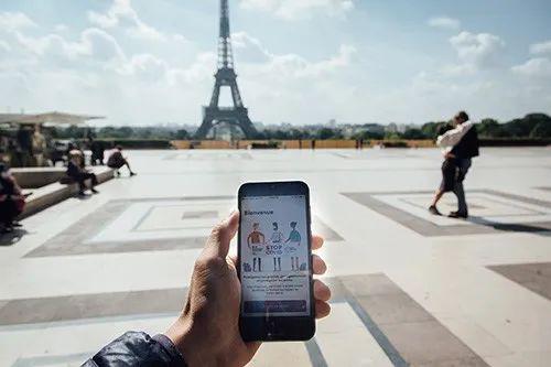 2020年6月10日，法国巴黎，智能手机上显示的追踪新冠病毒传播途径的一款手机应用程序。