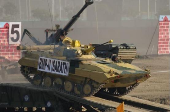 印度在中印边境地区举行大型军事演习，动用大批重型装备