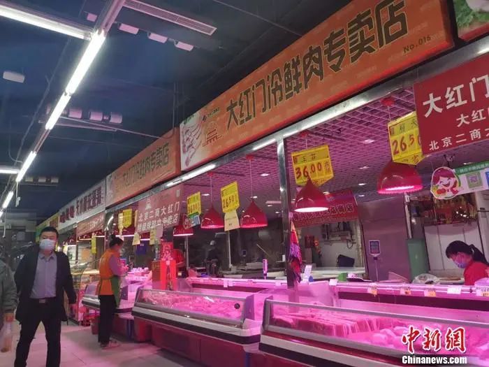 资料图:5月底,北京丰台区某菜市场里售卖的猪肉。谢艺观 摄