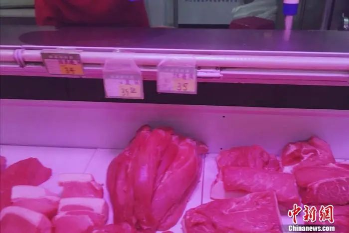 图为7月21日，北京丰台区某菜市场里售卖的猪肉。谢艺观 摄