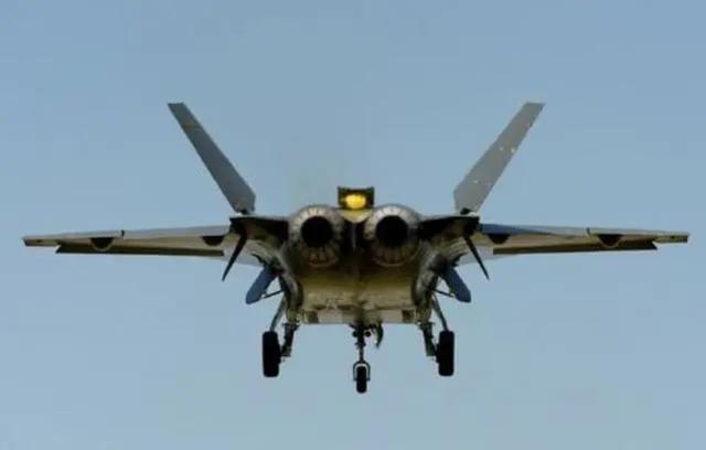 埃及首架苏35战机出厂，降落前一个特殊动作，尽显先进飞控技术
