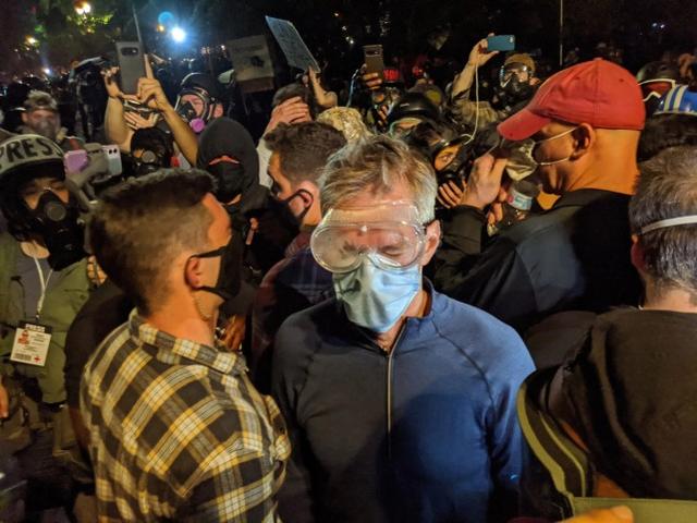 混战加剧?美国波特兰市长被催泪弹击中,3名警员遭激光照射恐失明