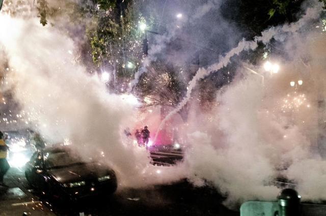 混战加剧?美国波特兰市长被催泪弹击中,3名警员遭激光照射恐失明