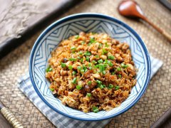 今天做的焖饭是“鸡肉香菇焖饭”