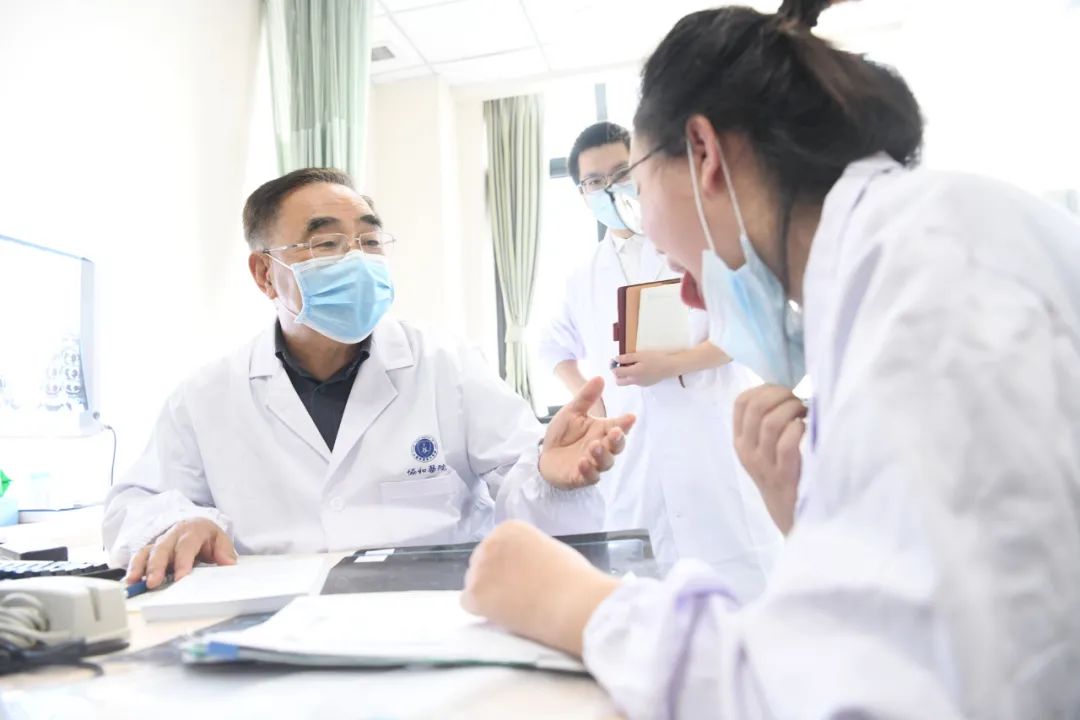 张伯礼院士为新冠肺炎感染后康复的武汉医护人员坐诊。 