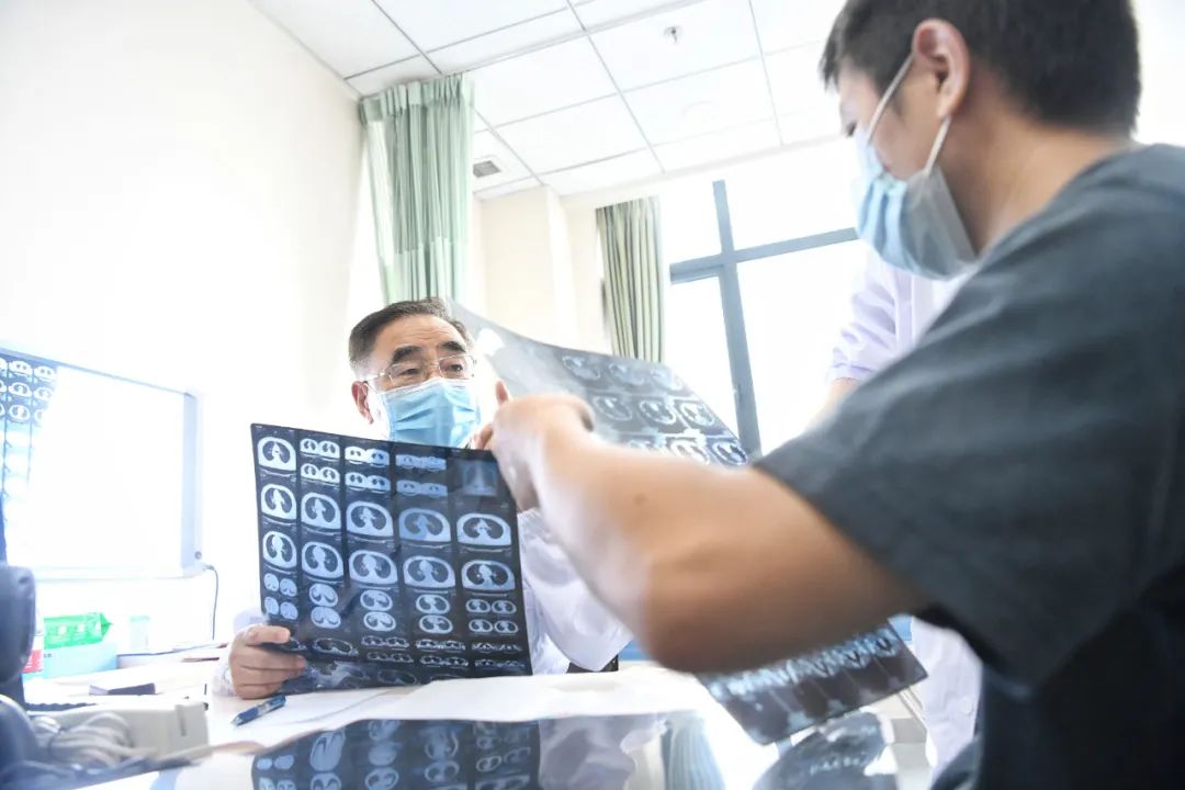 张伯礼院士为新冠肺炎感染后康复的武汉医护人员坐诊。 
