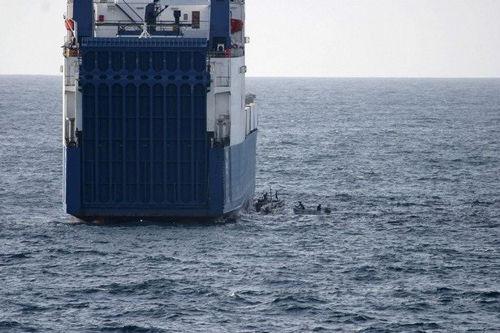 蚂蚁撼大象，海盗抢夺军舰会有啥后果？俄海军：会成为闪耀的焰火