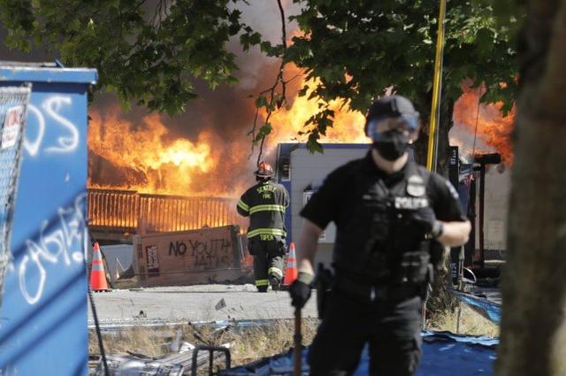 美国爆发骚乱!示威者与警方发生激烈冲突,一名警员被炸伤