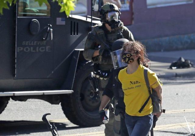 美国爆发骚乱!示威者与警方发生激烈冲突,一名警员被炸伤
