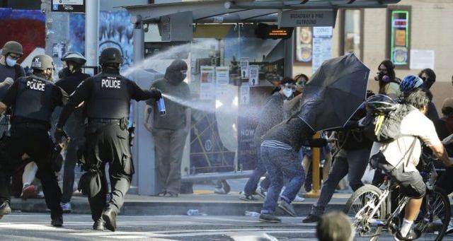 美国爆发骚乱！示威者与警方发生激烈冲突，一名警员被炸伤