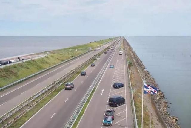 荷兰的世界工程奇迹，他们修建大堤把海挡住，摆脱了水患的困扰