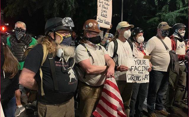 波特兰冲突升级！美国退伍军人加入抗议，示威者推倒联邦法院围栏