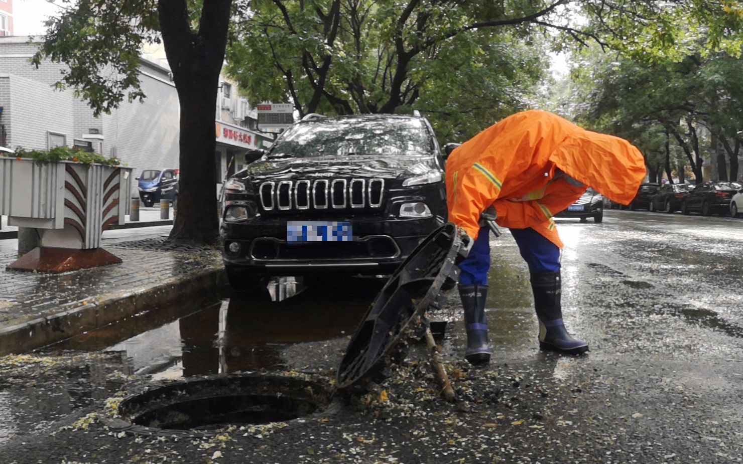 北京排水集团工作人员检查道路排水设施。图/北京排水集团