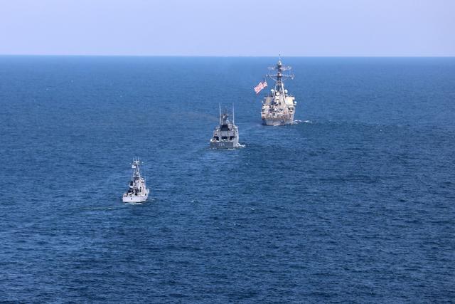 乌克兰海军这是自取其辱？和北约海军摆拍完得拿放大镜找自家军舰