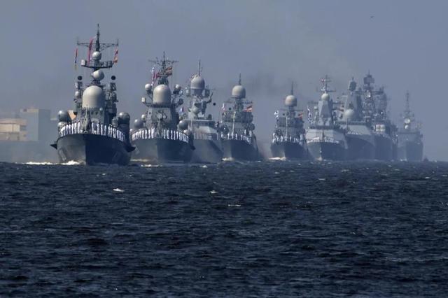 俄罗斯强硬作风值得借鉴！美军黑海演习，普京下令15万俄军出动