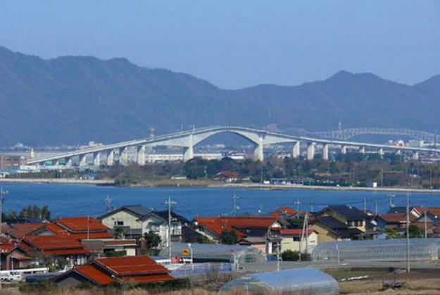 日本大桥惊艳了世界,远看垂直90度,近处却发现其中奥妙
