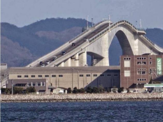 日本大桥惊艳了世界,远看垂直90度,近处却发现其中奥妙