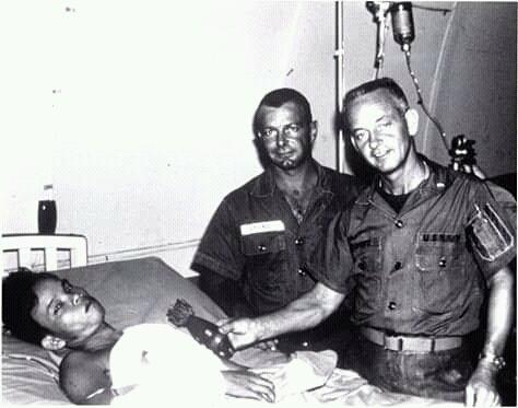 越南兵遭60毫米迫击炮爆头，送医后生还：X光照颇为惊人