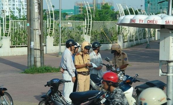 越南警察街头执勤真疯狂，为树形象，矮个大肚警察不得街头执勤