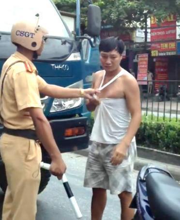 越南警察街头执勤真疯狂,为树形象,矮个大肚警察不得街头执勤