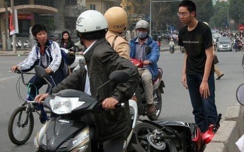 越南警察街头执勤真疯狂,为树形象,矮个大肚警察不得街头执勤