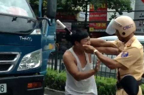 越南警察街头执勤真疯狂,为树形象,矮个大肚警察不得街头执勤